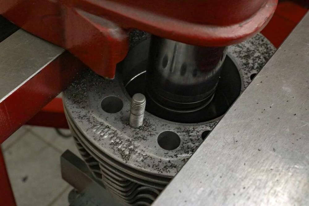 Alesatura e levigatura cilindri per motori monocilindrici - Copia
