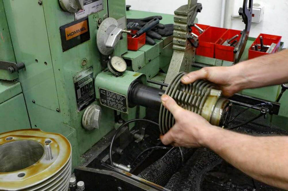 Zylinder bohren und honen für 1-Zylinder Motoren