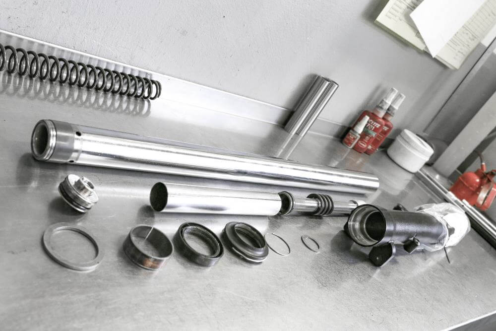 Offre complète BMW Monolever : abaissement, révision de fourche et ressorts - Service sur fourche fournie