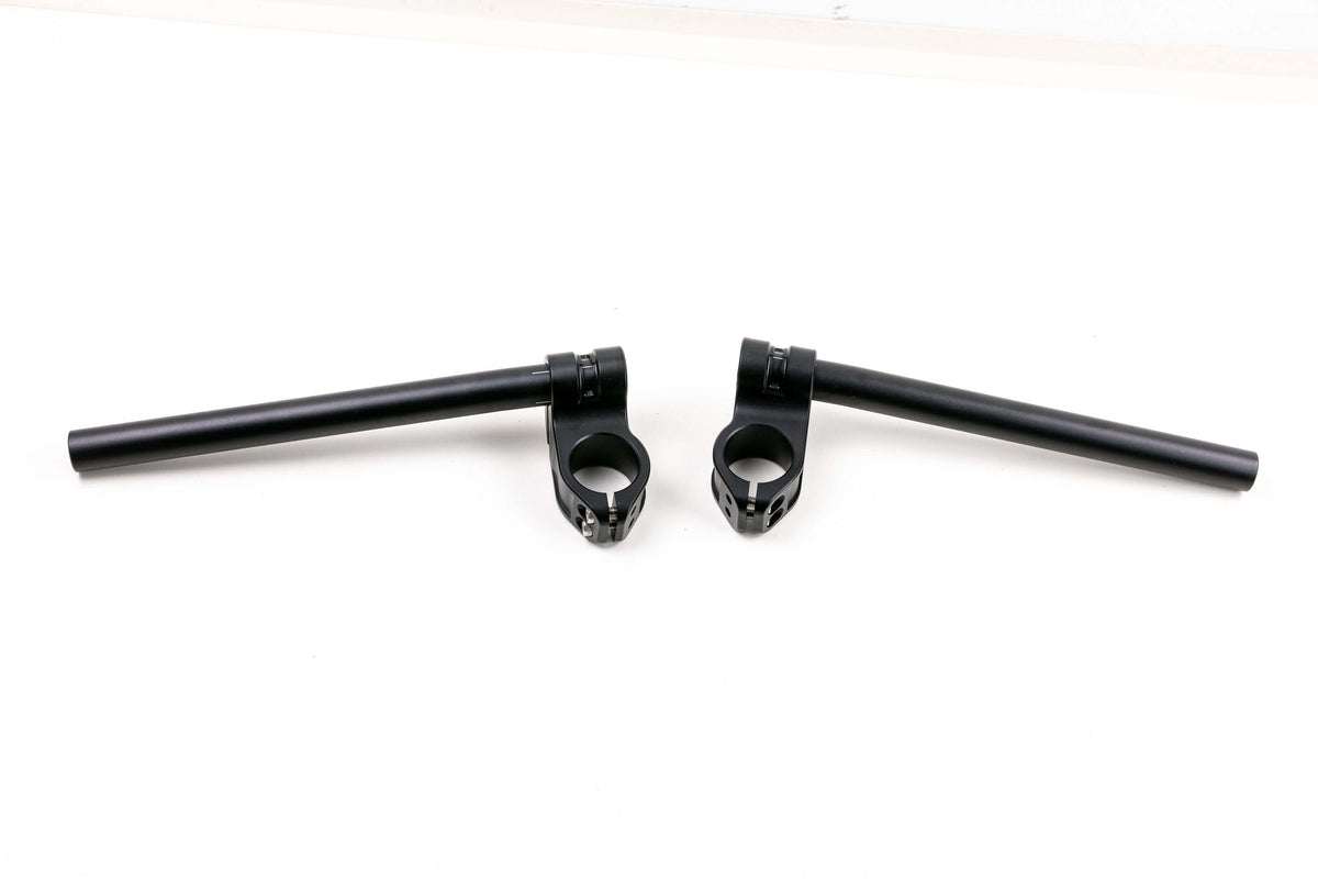 Guidon bracelet Cafe Racer incliné avec colliers de serrage de 36 mm