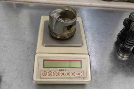 Weighing pistons and balancing weights for a 4-cylinder engine