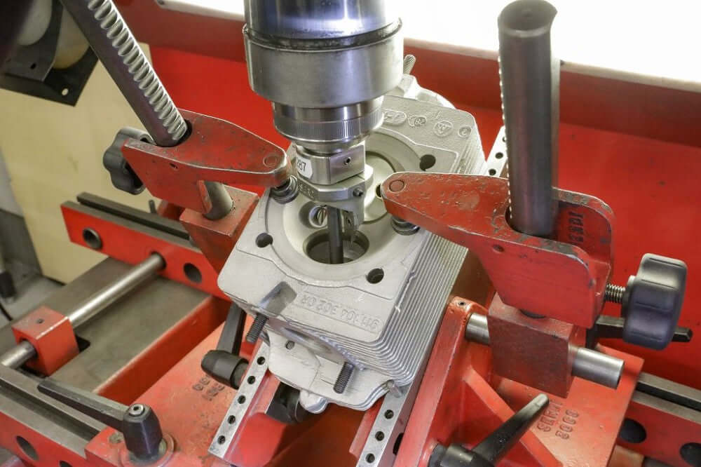 Ventilsitze fräsen pro Brennraum eines 2 Ventil Motors