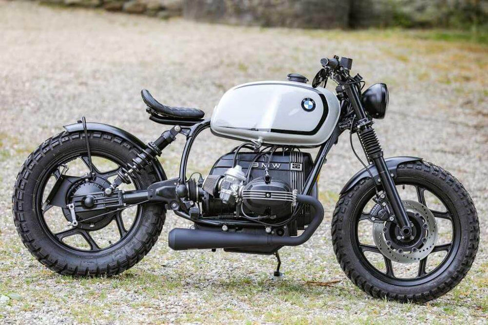 Bobberのサンプル構成 ✚ ブラックエンジンパッケージ✔ オープンフィルター✔ 2-2エキゾースト✔ 追加ヘッドライト✔