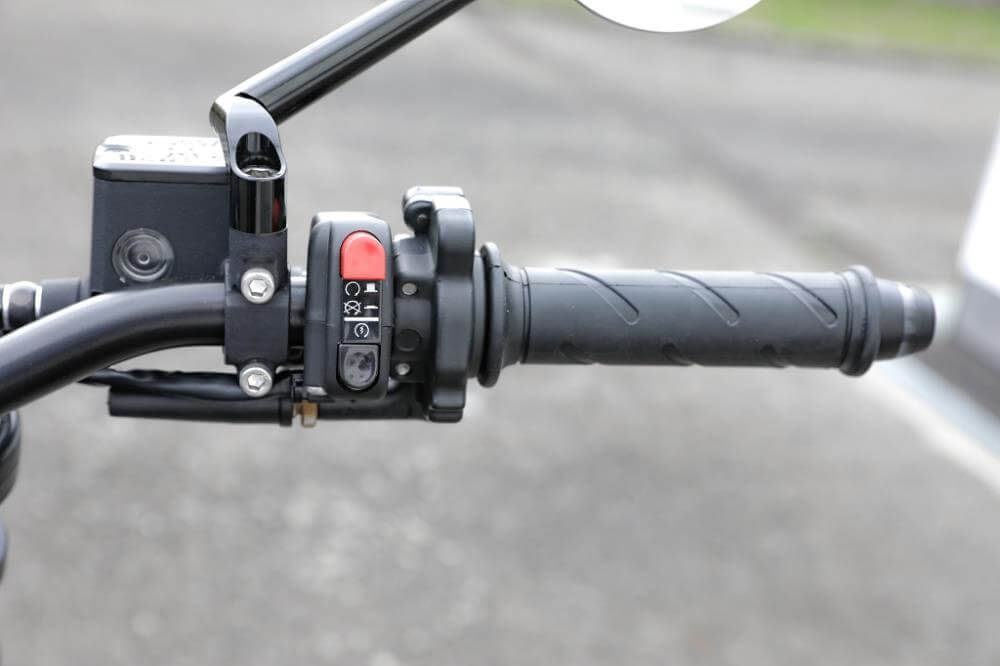 Interrupteur de guidon droit pour fonction moteur