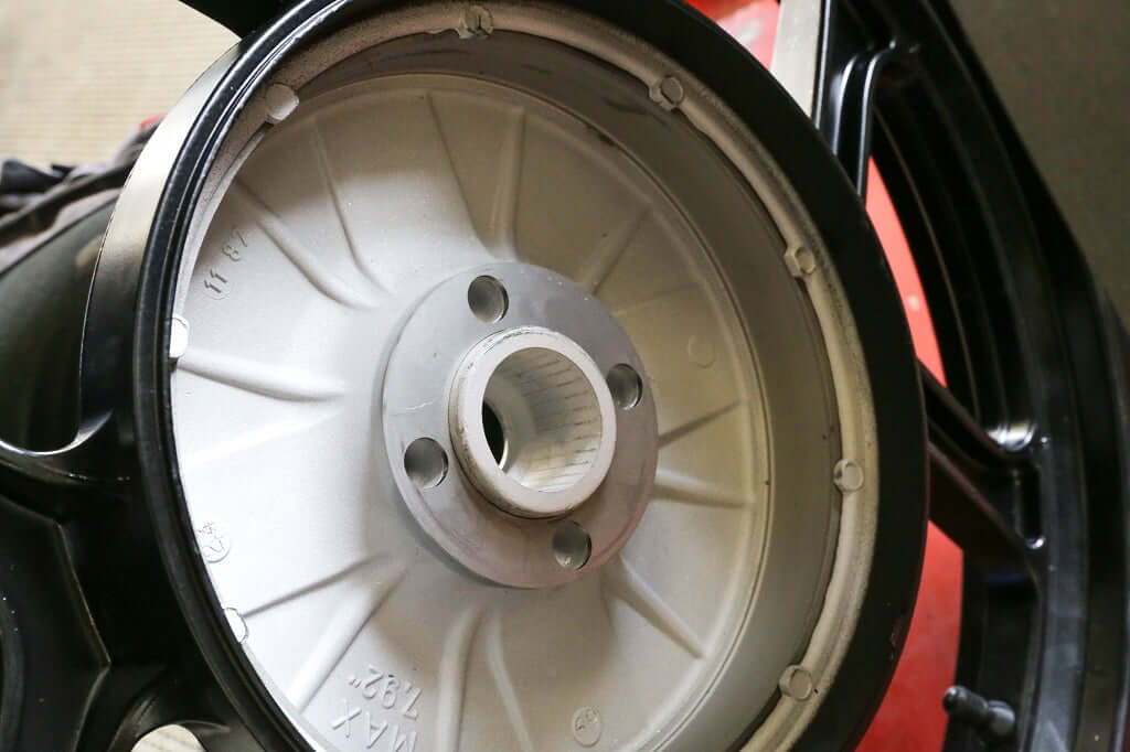 Distanziale ruota posteriore per il montaggio di pneumatici più larghi su BMW Monolever e Paralever