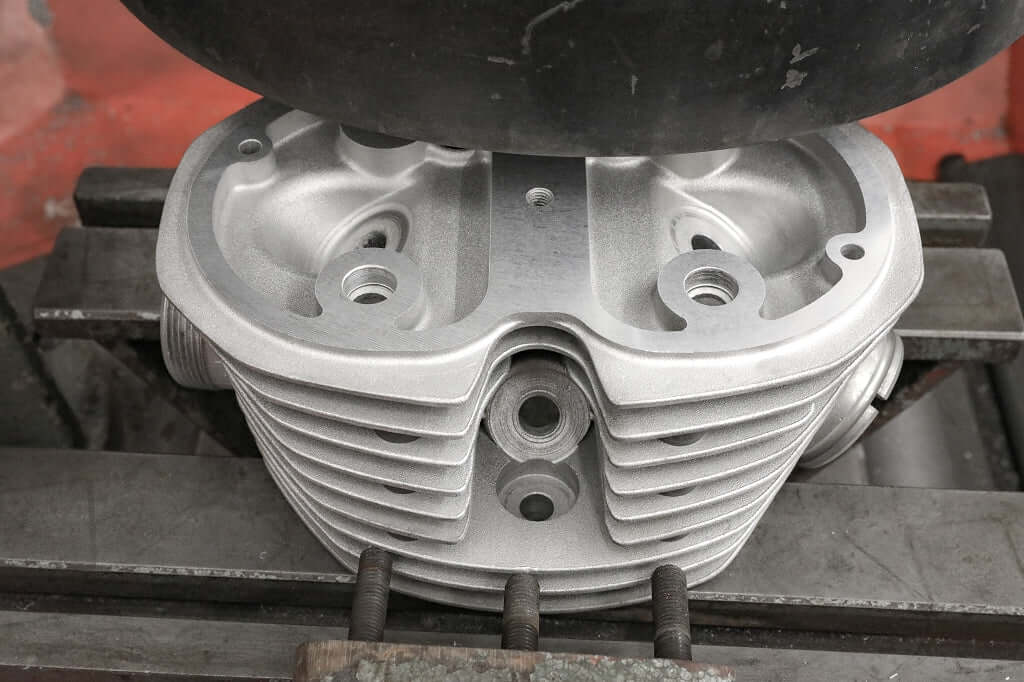 Rettifica della superficie di tenuta del coperchio valvole per testata BMW Boxer