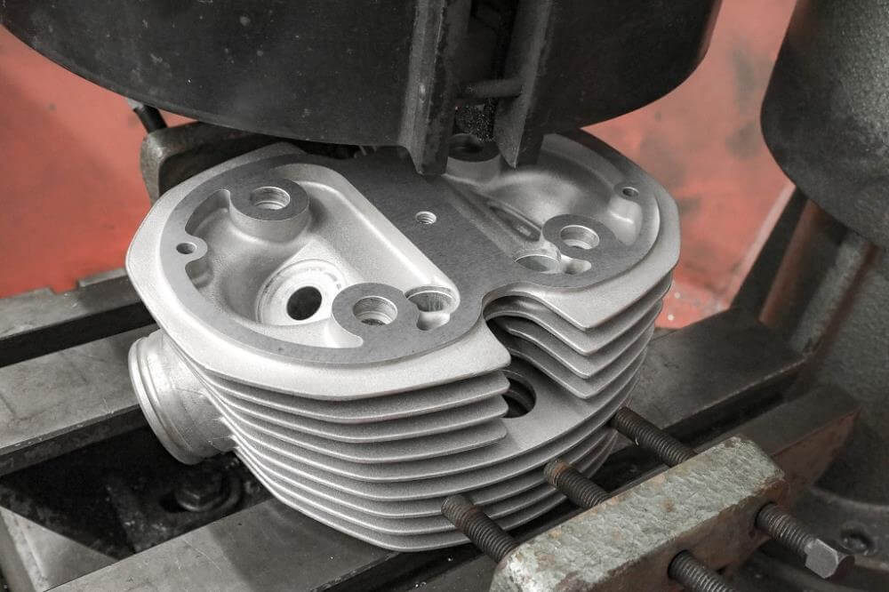 Rettifica della superficie di tenuta del coperchio valvole per testata BMW Boxer